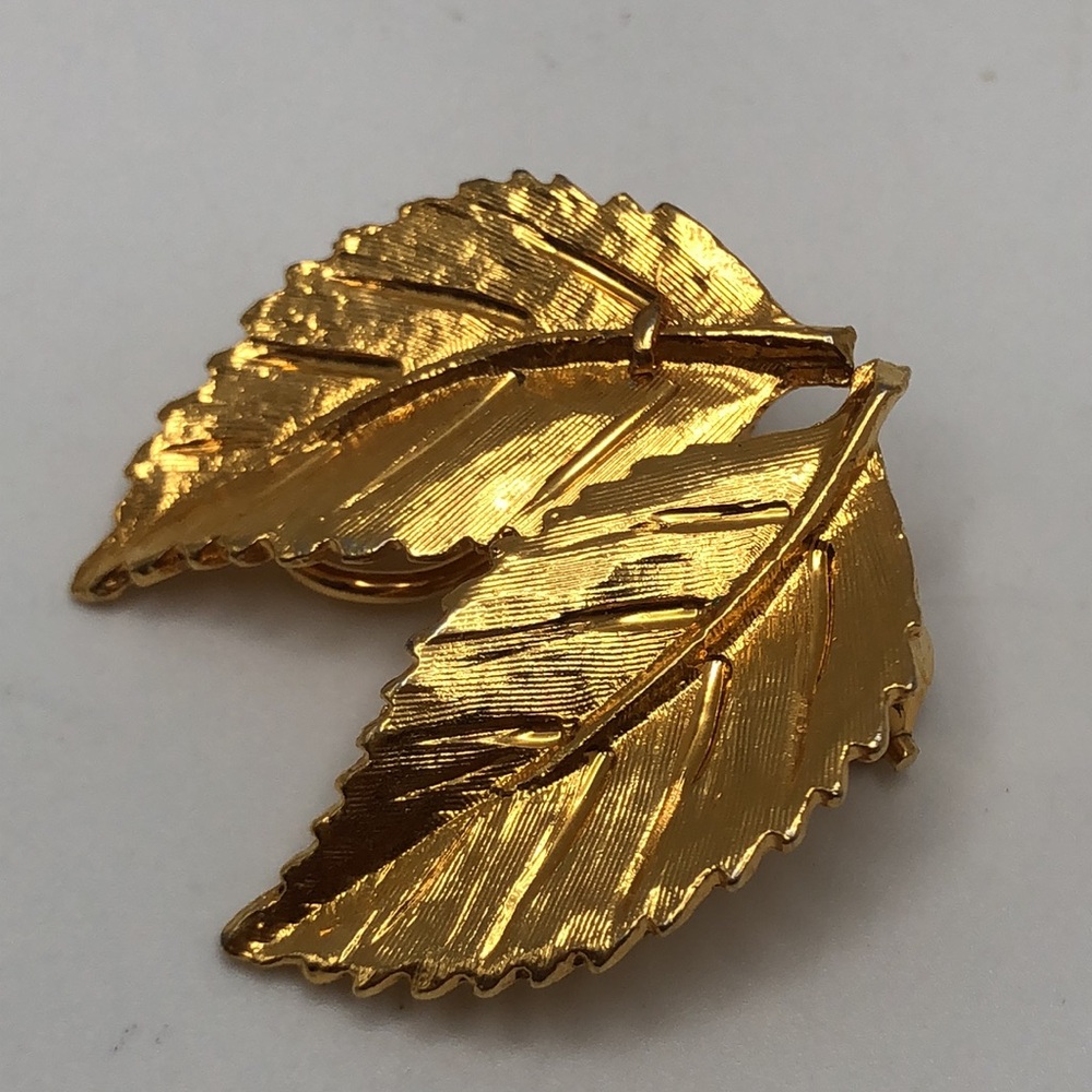 VTG Elegant Foliage Gold tone Clip on Earrings